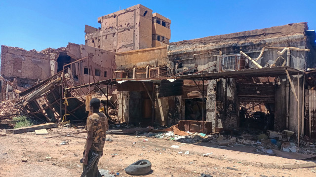 Un combattant loyal à l'armée patrouille dans un marché de Khartoum le 24 mars 2025. Depuis près de deux ans, le Soudan est ravagé par une guerre entre l'armée régulière et les FSR, un conflit qui a tué des dizaines de milliers de personnes, en a déraciné plus de 12 millions d'autres et a engendré la plus grande crise de la faim et des déplacements de population au monde.