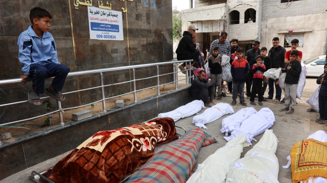 Des personnes entourent les corps de la famille Al-Khour dans la cour de l'hôpital Al-Shifa après que leur maison ait été touchée par une frappe israélienne dans le quartier Sabra de la ville de Gaza, le 26 avril 2025. La frappe sur la maison de la famille Al-Khour a tué 10 personnes, a déclaré un responsable de la défense civile, et des témoins ont fait état d'une vingtaine de victimes piégées sous les décombres.