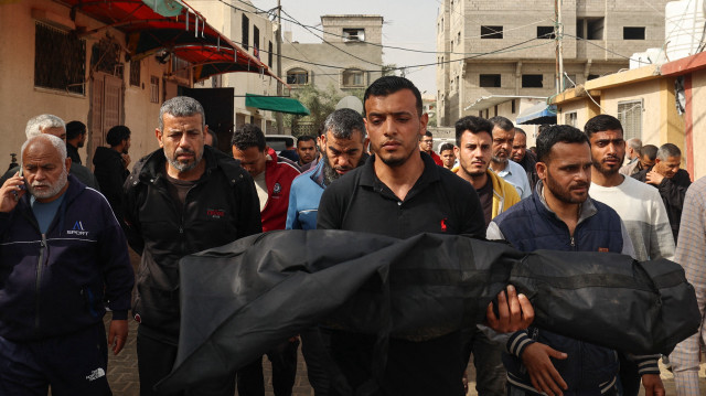 Des personnes en deuil transportent le corps de l'enfant palestinien Ahmad Abu Saleh de l'hôpital des Martyrs d'Al-Aqsa à Deir al-Balah vers son lieu de sépulture, le 7 avril 2025, après qu'il ait été tué lors d'une frappe aérienne israélienne de nuit sur la maison de sa famille dans la ville centrale de la bande de Gaza. L'agence locale de défense civile a déclaré que les frappes israéliennes avaient tué au moins 44 personnes dans la bande de Gaza le 6 avril, l'une d'entre elles ayant touché un immeuble résidentiel à Deir al-Balah, tuant plusieurs personnes, dont des femmes et des enfants, selon des témoins.