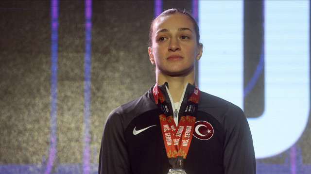 Uluslararası Boks Birliği (IBA) tarafından Sırbistan'ın Niş kentinde düzenlenen Dünya Kadınlar Boks Şampiyonası final mücadelesinde 52 kiloda Milli sporcu Buse Naz Çakıroğlu (solda), Kuzey Kore'den Pang Chol Mi ile karşılaştı. Final mücadelesini kaybeden Çakıroğlu, gümüş madalya kazandı.