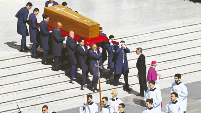 Papa'nın naaşı, Türkiye saatiyle 14.00 sıralarında Roma'daki Bazilika'ya ulaştı.