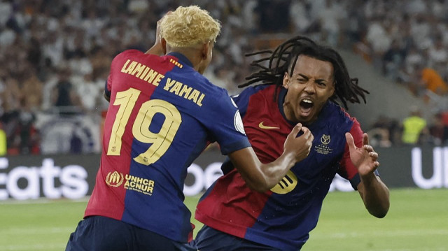 Le défenseur français du Barça, Jules Koundé, célèbre son troisième but avec l'attaquant espagnol du Barça, Lamine Yamal, lors de la finale de la Coupe du Roi (Copa del Rey) entre le FC Barcelone et le Real Madrid CF au stade de La Cartuja à Séville, le 26 avril 2025.