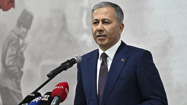 وزير الداخلية التركي ينشر فيديو لطفل سوري يودع أصدقاءه بالدموع
