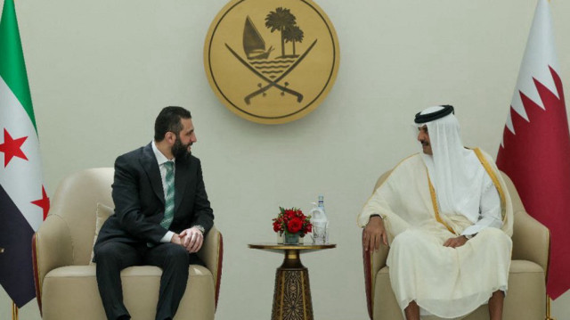 Cette photo diffusée par l'agence de presse officielle arabe syrienne (SANA) montre le président de la Syrie, Ahmed al-Sharaa (G), reçu par l'émir du Qatar, Cheikh Tamim bin Hamad al-Thani (D), à Doha, le 15 avril 2025.