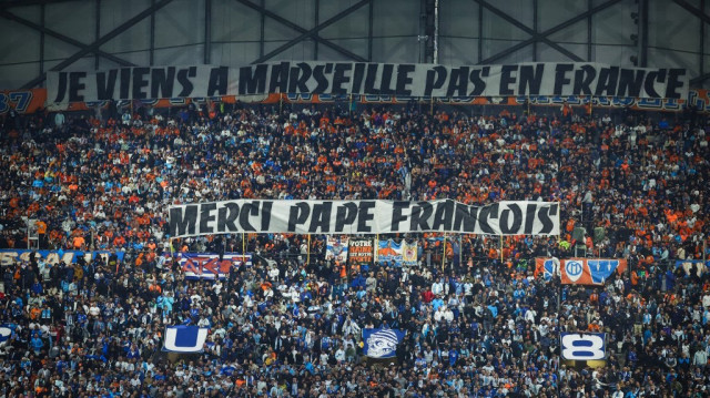 Les supporters de Marseille brandissent une banderole sur laquelle on peut lire "Merci Pape François" avant le début du match de Ligue 1 française entre l'Olympique de Marseille (OM) et le Stade Brestois 29 (Brest) au Stade Vélodrome, à Marseille, le 27 avril 2025.