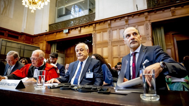 L'ambassadeur et représentant permanent de l'Autorité palestinienne auprès des organisations internationales aux Pays-Bas, Ammar Hijazi (à droite), assiste à un interrogatoire sur les obligations humanitaires d'Israël envers les Palestiniens à la Cour internationale de justice, à La Haye, le 28 avril 2025.