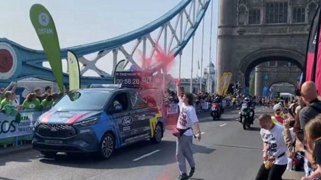 لندن.. أنصار فلسطين يلقون مسحوقا أحمر على مسار ماراثون