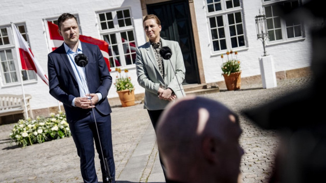 La Première ministre du Danemark, Mette Frederiksen (à droite), et le Premier ministre du Groenland, Jens-Frederik Nielsen, accueillent la presse à la résidence du Premier ministre Marienborg à Kongens Lyngby, au Danemark, le 27 avril 2025.