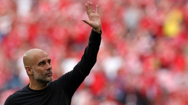 L'entraîneur espagnol de Manchester City, Pep Guardiola, salue les supporters après la demi-finale de la FA Cup anglaise entre Nottingham Forest et Manchester City au stade de Wembley, à Londres, le 27 avril 2025.