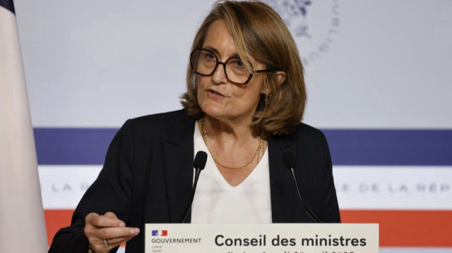 La ministre déléguée française et porte-parole du gouvernement, Sophie Primas, donne une conférence de presse après la réunion hebdomadaire du cabinet au palais présidentiel de l'Élysée à Paris, le 28 avril 2025.