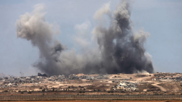 Cette photo prise du côté israélien de la frontière avec la bande de Gaza montre des panaches de fumée s'élevant à la suite d'explosions à l'intérieur du territoire palestinien, le 27 avril 2025.