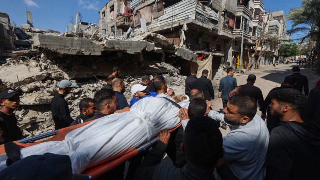 Des Palestiniens portent le corps d'un homme tué par des frappes israéliennes, lors de ses funérailles dans le camp de réfugiés de Bureij, dans le centre de la bande de Gaza, le 28 avril 2025.