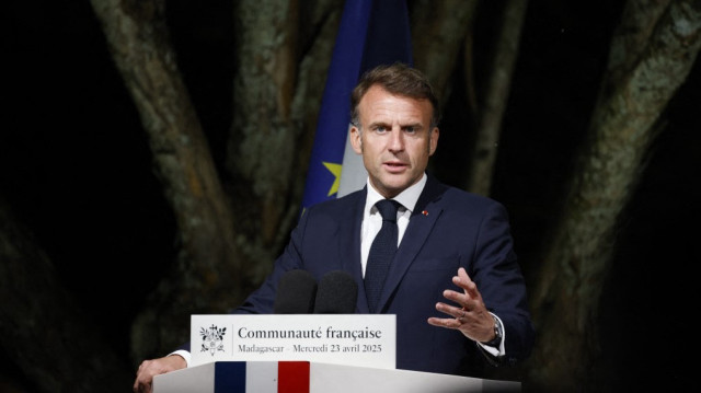 Le président français Emmanuel Macron s'exprime lors d'une réunion avec la communauté française à la résidence de l'ambassadeur de France à Antananarivo, le 23 avril 2025.