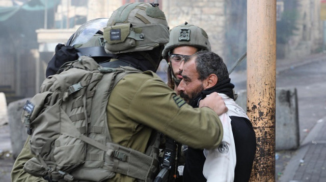 الاحتلال الإسرائيلي يعتقل 3 فلسطينيين وسط الضفة الغربية