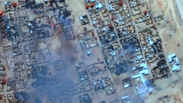 Cette image diffusée par Maxar Technologies le 17 avril 2025 montre des volutes de fumée et des bâtiments brûlés dans le camp de Zamzam, près de la ville d'El-Fasher, assiégée au Darfour.