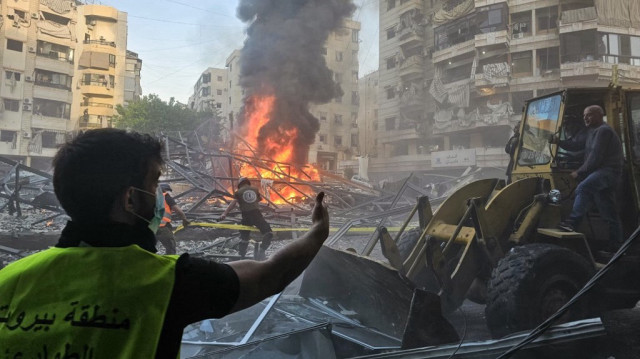 Des équipes d'urgence libanaises bouclent le périmètre d'un incendie sur le site des frappes israéliennes suite aux ordres d'évacuation, dans la banlieue sud de Beyrouth, le 27 avril 2025.