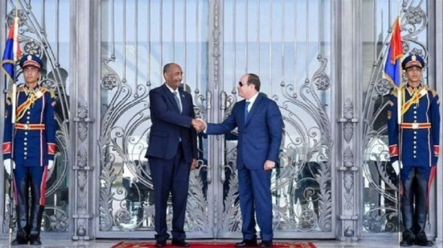 البرهان يصل مصر لبحث استعادة الاستقرار والتنمية في السودان