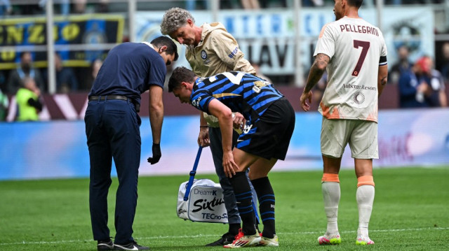 Le défenseur français de l'Inter Milan, Benjamin Pavard, reçoit des soins médicaux après s'être blessé lors du match de Serie A italienne entre l'Inter Milan et l'AS Rome, au stade San Siro de Milan, le 27 avril 2025.