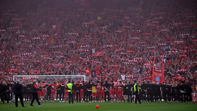 Les joueurs de Liverpool célèbrent leur titre devant leurs supporters après le match de Premier League anglaise entre Liverpool et Tottenham Hotspur, disputé à Anfield, le 27 avril 2025.