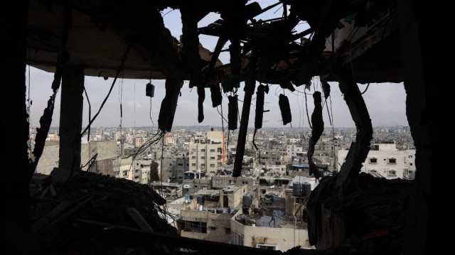 La photo montre une vue d'un appartement dans un immeuble résidentiel qui a été touché par des frappes israéliennes dans la rue Yarmuk de la ville de Gaza, le 24 avril 2025.