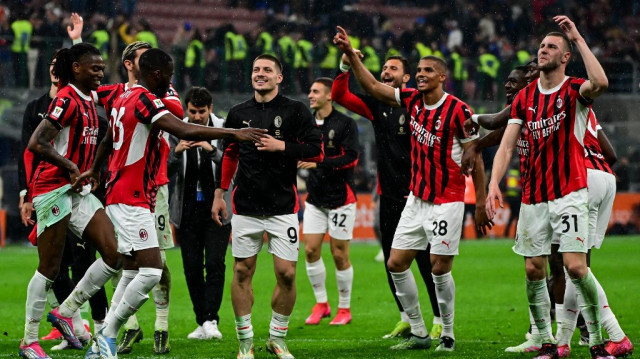 Les joueurs de l'AC Milan célèbrent leur victoire à la fin du match retour de la demi-finale de la Coppa Italia entre l'Inter Milan et l'AC Milan au stade San Siro à Milan, le 23 avril 2025.