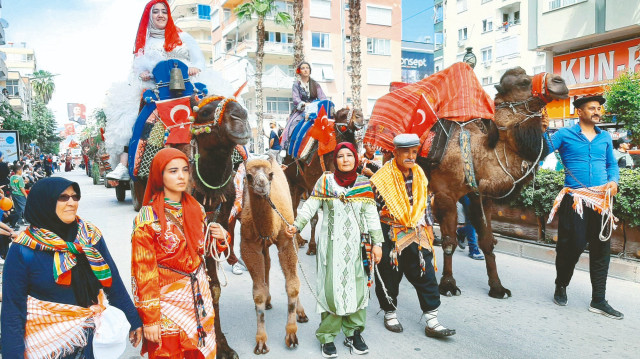 Yöresel kıyafet giyen mahalleliler müzik eşliğinde oynadı.