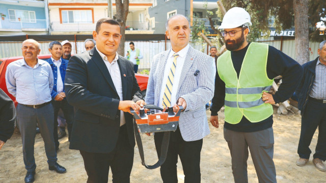 16 sınıflı ve 480 öğrenci kapasiteli ilkokul projesinde; okul binasının yanı sıra tören alanı, basketbol sahası, otopark, kamelya, güvenlik kulübesi, çocuk oyun alanı ve yeşil alanlar yer alıyor.
