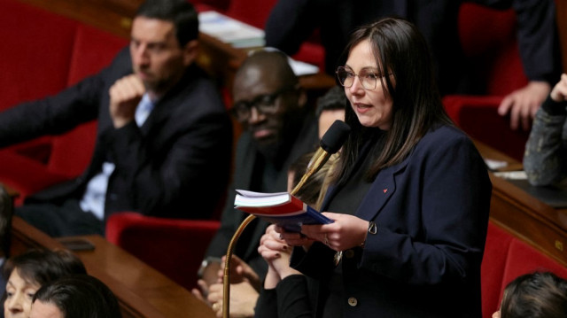 La députée du parti de gauche français La France Insoumise (LFI), Marie Mesmeur, s'exprime lors d'une séance de questions au gouvernement à l'Assemblée nationale, la chambre basse du Parlement français, à Paris, le 18 mars 2025.