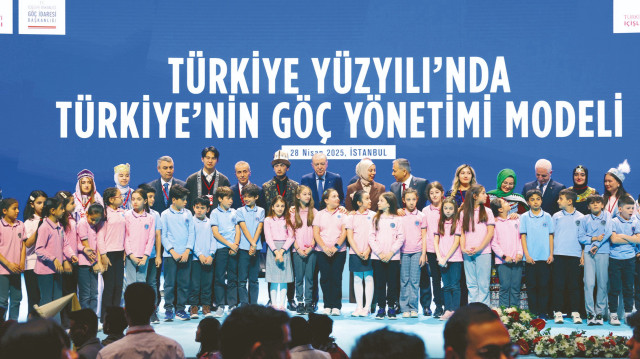 Cumhurbaşkanı Erdoğan, Suriye’deki savaştan kaçarak Türkiye’ye sığınan ve savaşın bitmesiyle ülkesine dönen Muhammed Eymen’in sınıf arkadaşları, öğretmeni ve Türkiye’de eğitim gören bir grup yabancı öğrenci ile hatıra fotoğrafı çektirdi.