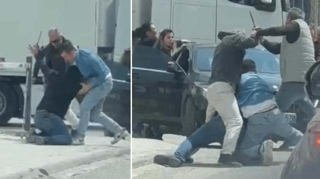İzmir'de trafikte satırlı kavga kameralara yansıdı.