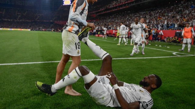 Le défenseur allemand Antonio Rüdiger, au sol lors de la finale de la Coupe d’Espagne (Copa del Rey) opposant le FC Barcelone au Real Madrid CF, au stade La Cartuja de Séville, le 26 avril 2025.