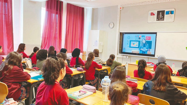 Öğrencilere deprem sırasında nasıl davranmaları gerektiği de anlatılarak çök-kapantutun yapmanın önemi de vurgulandı.