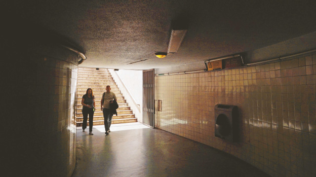 Lizbon'dan gelen görüntülerde bir metro istasyonunun kapatıldığı görüldü.