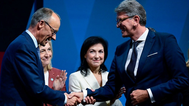 Friedrich Merz (à gauche), chef de file de la CDU, serre la main de Wolfram Weimer, désigné ministre allemand de la Culture et des Médias, lors de la réunion du comité fédéral du parti conservateur allemand de l'Union chrétienne-démocrate (CDU), le 28 avril 2025 à Berlin.