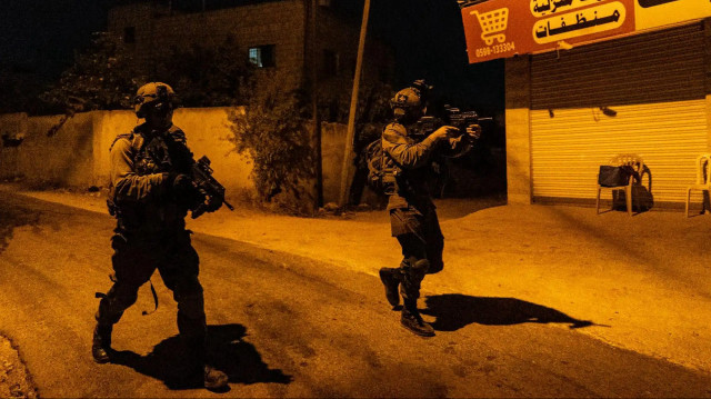 الاحتلال الإسرائيلي يقتحم مناطق بالضفة ويعتقل فلسطينيتين