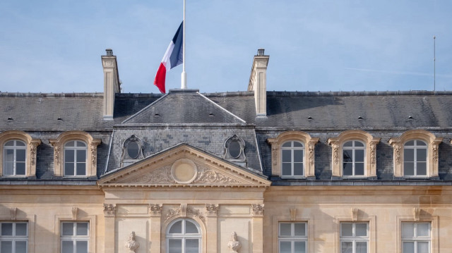 Le drapeau français mis en berne à l'Elysée suite au décès du Pape François le 21 avril 2025.