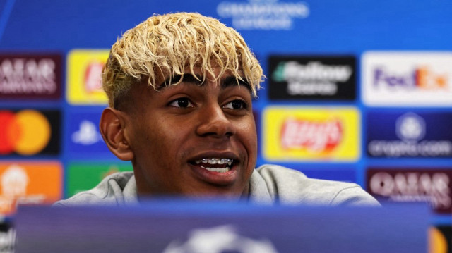 L'attaquant espagnol du FC Barcelone, Lamine Yamal, s'adresse à la presse à la veille de la demi-finale aller de la Ligue des champions de l'UEFA entre le FC Barcelone et l'Inter Milan, au centre d'entraînement Joan Gamper à Sant Joan Despí, près de Barcelone, le 29 avril 2025.