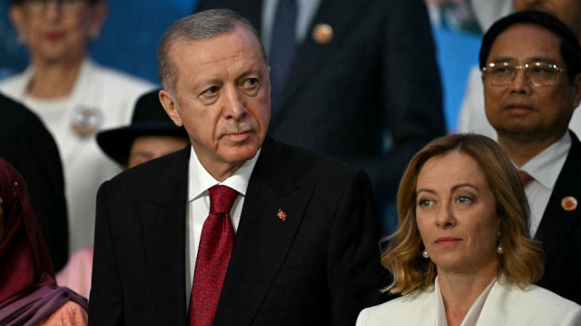 Le président turc Recep Tayyip Erdogan (C) est photographié aux côtés de la présidente tanzanienne Samia Suluhu Hassan (G) et de la première ministre italienne Giorgia Meloni.
