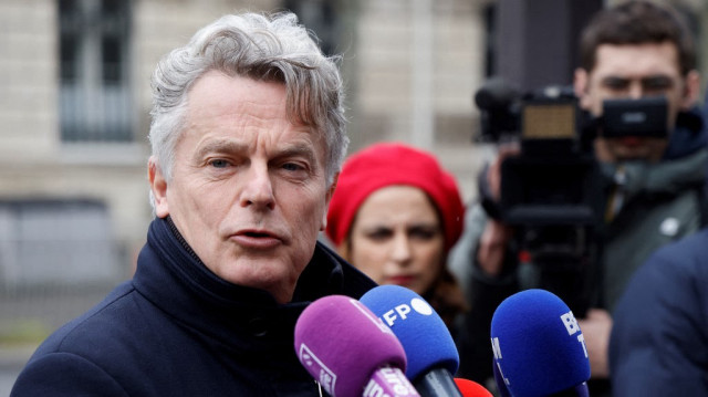 Le secrétaire national du Parti communiste français (PCF), Fabien Roussel, s'adresse à la presse après une réunion avec le président français et les chefs de parti pour discuter de la situation en Ukraine dans le contexte de l'invasion russe, devant le palais de l'Élysée à Paris, le 20 février 2025.