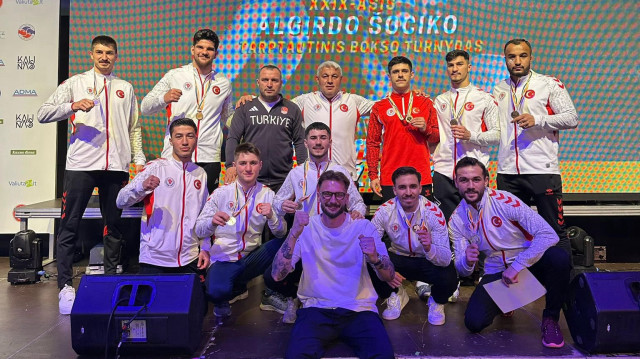 Sporcularımız madalyalarıyla poz verdi.