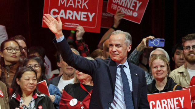 Le Premier ministre canadien et chef du Parti libéral, Mark Carney, salue ses partisans lors d'une fête de victoire à Ottawa (Ontario), le 29 avril 2025.