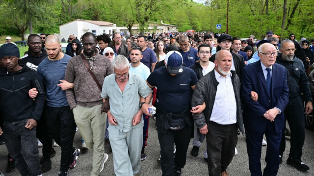 Des personnes assistent à une marche blanche en mémoire d'Aboubakar, le fidèle tué dans une mosquée par des dizaines de coups de couteau le 25 avril 2025, entre la mosquée Khadidja et la mairie de La Grand-Combe, dans le sud de la France, le 27 avril 2025.