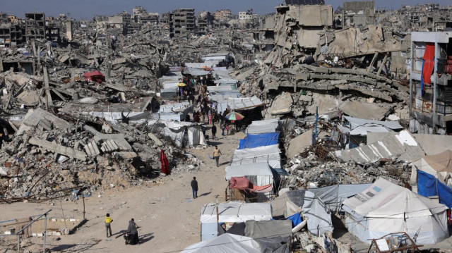 Cette vue aérienne montre des Palestiniens rassemblés sur un marché de fortune installé au milieu d'un quartier dévasté par la guerre dans le camp de réfugiés de Jabalia, dans le nord de la bande de Gaza, le 2 avril 2025.