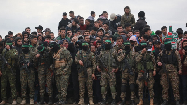 Des combattants du Hamas palestinien et des habitants se rassemblent à Nuseirat, dans le centre de la bande de Gaza.