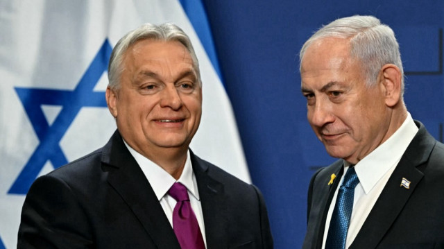 Le Premier ministre hongrois Viktor Orban (G) et le Premier ministre israélien Benjamin Netanyahu se quittent à la fin d'une conférence de presse après des entretiens bilatéraux, le 3 avril 2025 à Budapest, en Hongrie.