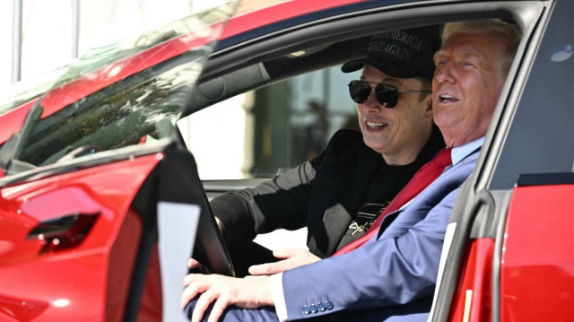 Le président américain Donald Trump et le PDG de Tesla, Elon Musk, s'adressent à la presse à bord d'un véhicule Tesla sur le portique sud de la Maison Blanche, le 11 mars 2025 à Washington, DC. 