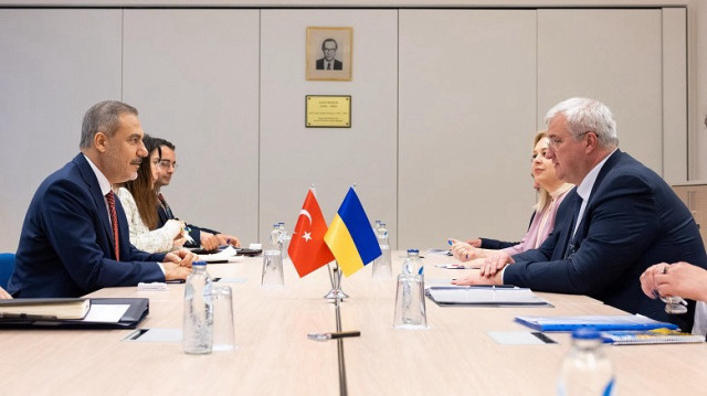 فيدان يلتقي نظيره الأوكراني في بروكسل