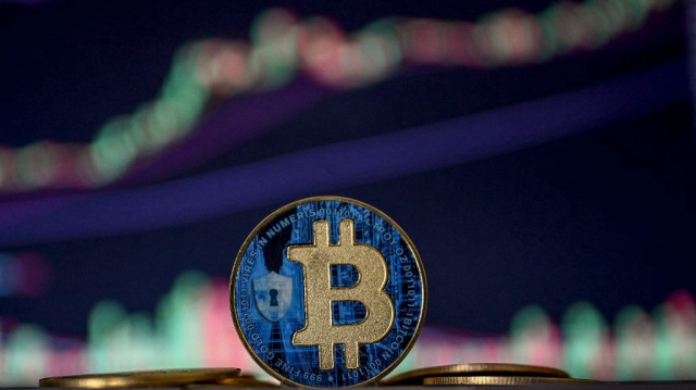 les investisseurs internationaux perçoivent les cryptomonnaies comme une réserve de valeur distincte, ce qui signifie qu’elles peuvent suivre une trajectoire indépendante des marchés financiers traditionnels. 