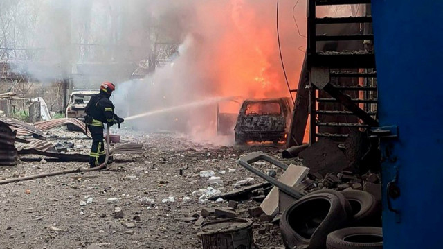 Sur cette photo prise et diffusée par le service d'urgence ukrainien à Kryvyi Rig le 2 avril 2025, des sauveteurs ukrainiens s'efforcent d'éteindre un incendie sur le site d'une attaque au missile, dans le contexte de l'invasion russe de l'Ukraine.