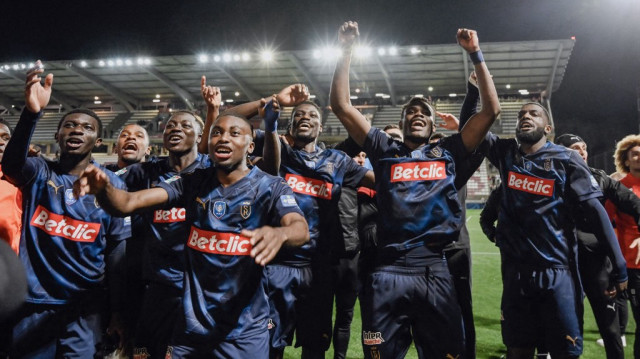 L'équipe de football de Reims célèbre sa victoire en demi-finale de la Coupe de France contre l'AS Cannes au Stade Pierre-de-Coubertin, à Cannes, le 2 avril 2025.